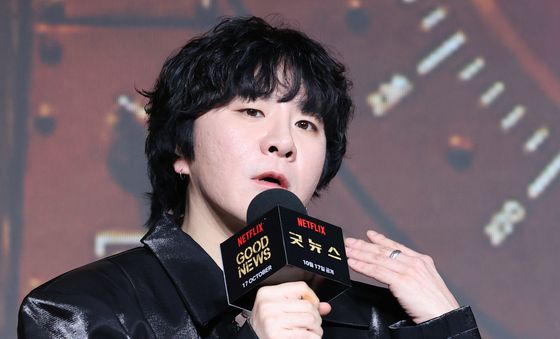 취재진 질문에 답하는 변성현 감독