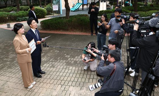 이배용 전 국교위원장 자택 찾은 민주당