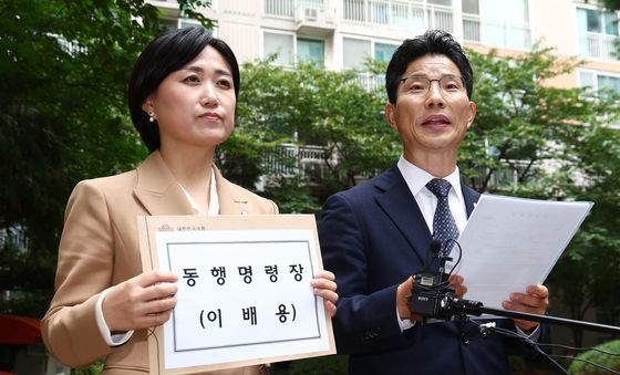 이배용 전 국교위원장 자택 찾은 민주당