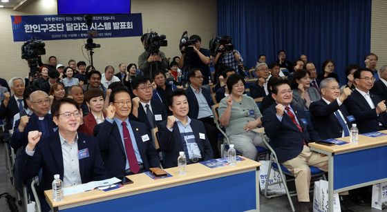 파이팅외치는 한인구조단