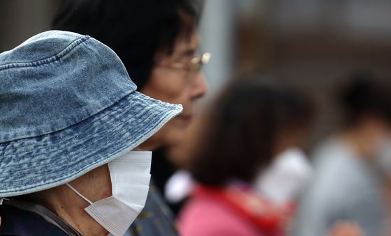 '수능을 위해 두손 모아 기도합니다'