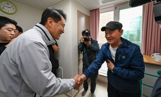 해든집 입주민과 인사하는 오세훈 시장