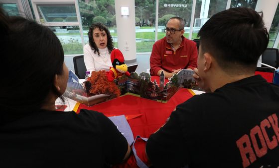 미국 대학교 입학 상담 받는 학생들