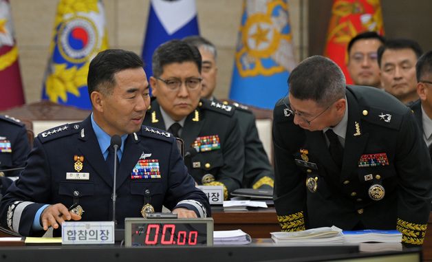 [국감]관계자와 대화하는 진영승 합참의장