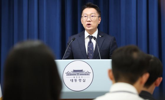 국무회의 관련 브리핑하는 김남준 대변인