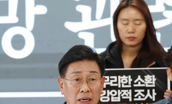 기자회견 하는 전진선 군수
