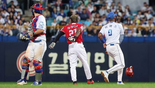 아쉬움에 헬멧 던지는 에레디아