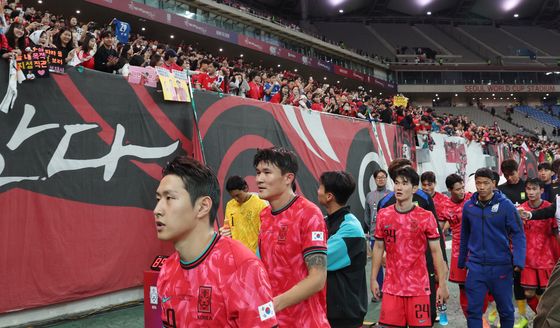 팬들과 인사하는 국가대표팀