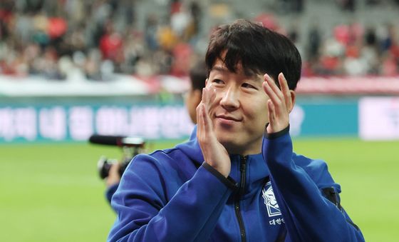 팬들에게 박수보내는 손흥민