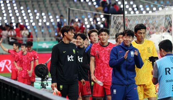 팬들과 승리 기쁨 나누는 대표팀