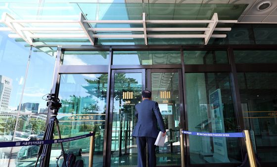 尹 전 대통령, 내란특검 소환 조사 출석