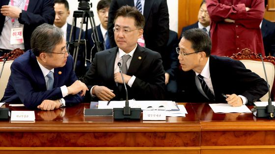 대화 나누는 조현 장관·유재성 경찰청장 대행