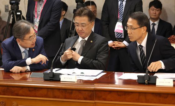 이야기 나누는 조현 장관·유재성 경찰청장 대행