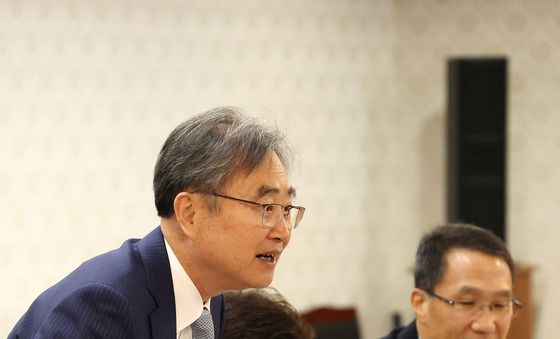 인사하는 조현 외교부 장관