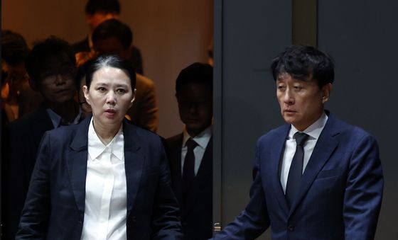 기자회견 참석하는 고 오요안나 유족과 MBC 사장