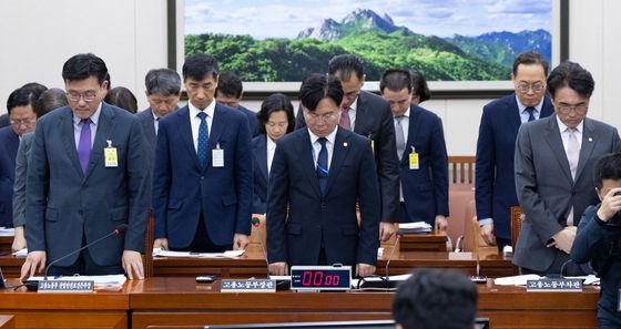 [국감] 고용노동부 국정감사 '산재 사망자들을 위한 묵념'