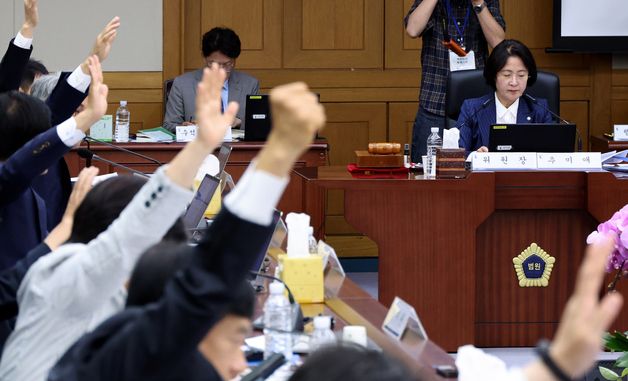 거수투표 진행하는 법사위 전체회의