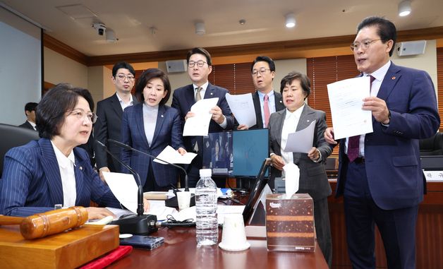 [국감]국회 법사위, 추미애 위원장에게 항의하는 국민의힘 의원들