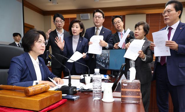 [국감]항의하는 국민의힘 의원들