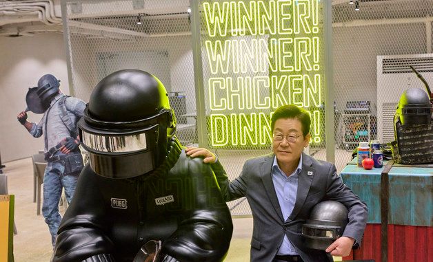 게임 속 캐릭터와 기념촬영 하는 이재명 대통령