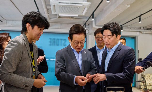 게임 관련 공간 관람하는 이재명 대통령