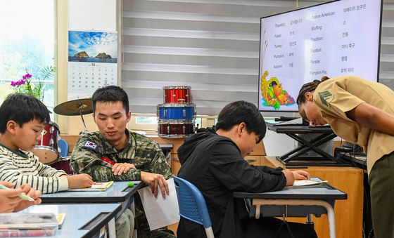 일일 영어교사가 된 한·미 해병대