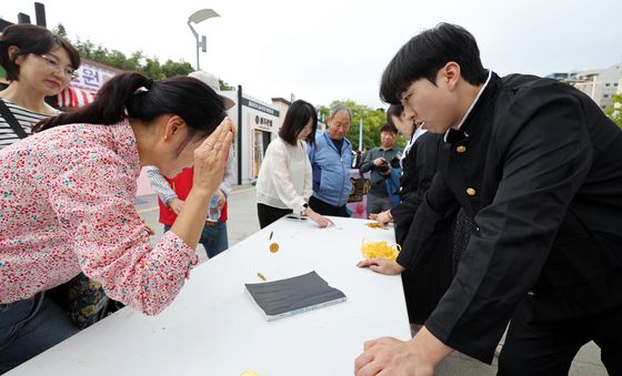 추억의 놀이에 빠진 시민들