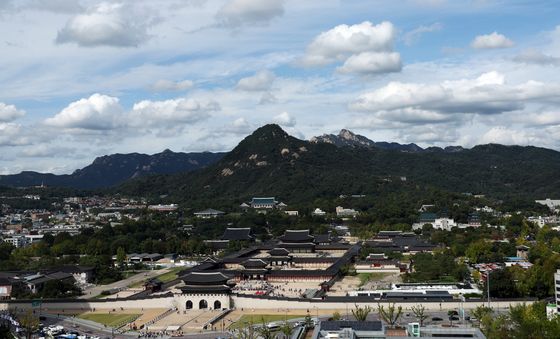 비 그친 하늘, 경복궁에 가을이 스며들다