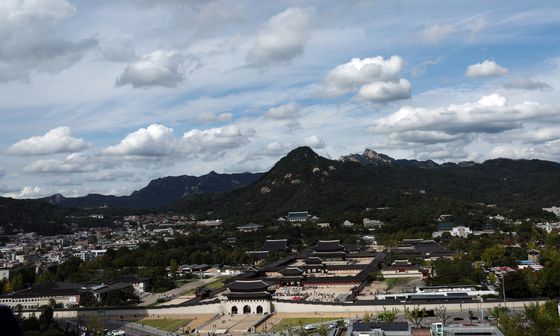 가을장마 멈춘 하늘, 경복궁에 물들다