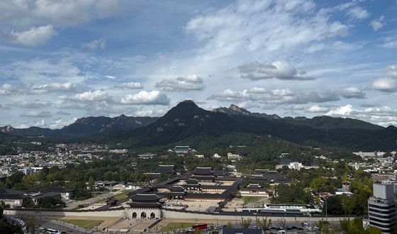 구름 걷힌 하늘, 경복궁에 가을이 내려앉다