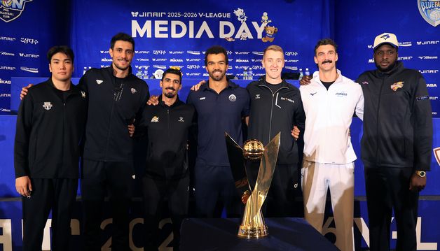 기념 촬영하는 V리그 남자부 7개 구단 외국인 선수들