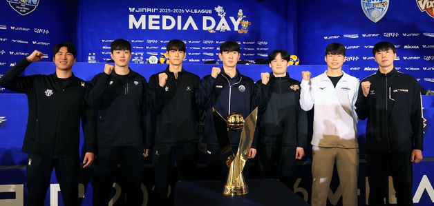 기념 촬영하는 V리그 남자부 7개 구단 대표 선수들