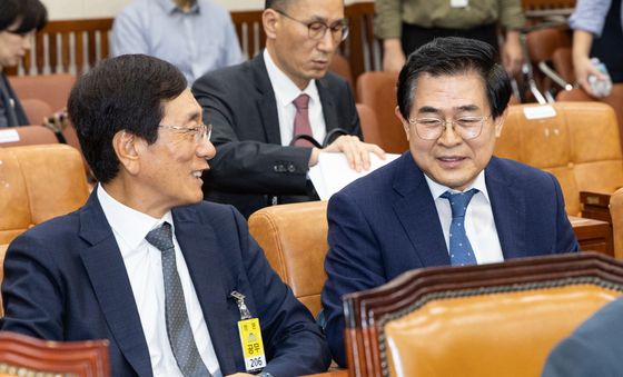 [국감] 국정감사 출석해 대화 나누는 도세호 SPC대표와 이배원 니토옵티칼 대표이사