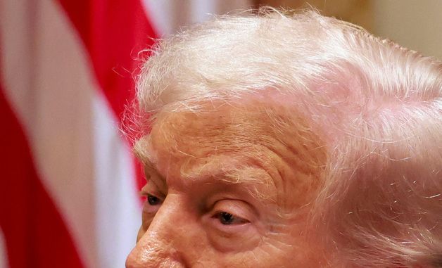 [포토] 트럼프 '쉿, 조용히'