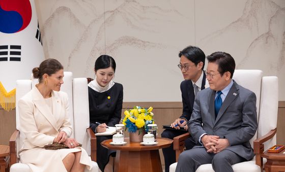 빅토리아 스웨덴 왕세녀와 대화하는 이재명 대통령