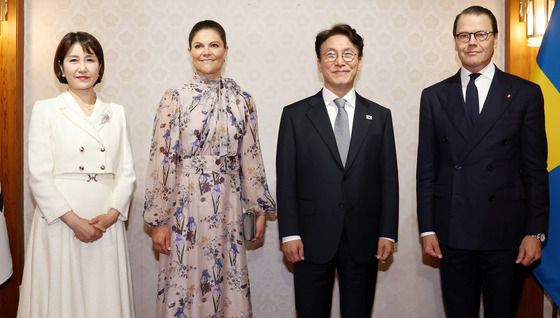 김민석 총리 내외, 빅토리아 스웨덴 왕세자 내외와 기념촬영