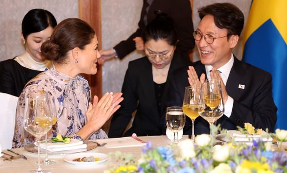 빅토리아 스웨덴 왕세녀와 대화하는 김민석 총리