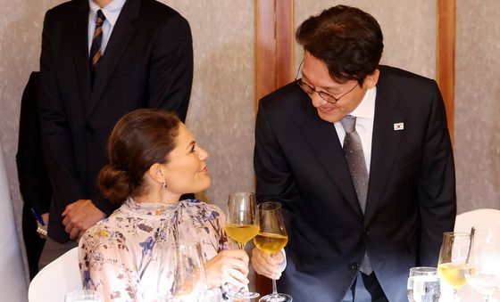 빅토리아 스웨덴 왕세녀와 건배하는 김민석 총리