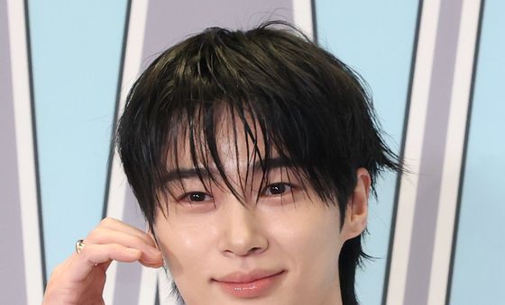 변우석, 촉촉한 볼 하트