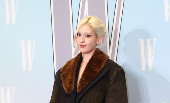 전소미, 매혹적인 눈빛