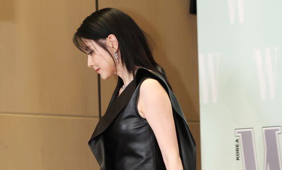 이영애, 우아한 가죽 패션