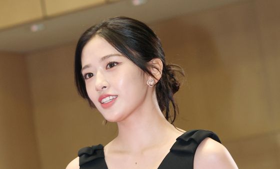 안유진, 고혹적인 자태