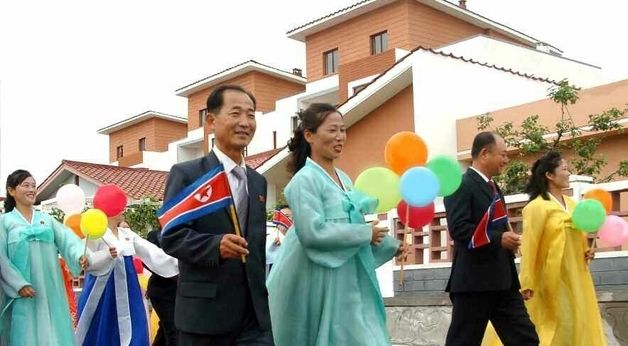 北 안주시 송학농장 살림집 입사모임…인공기 흔드는 주민들
