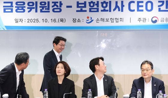 보험사 CEO 간담회 입장하는 금융위원장