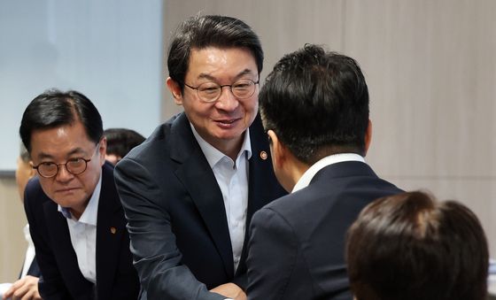 보험사 CEO들과 악수하는 이억원 금융위원장