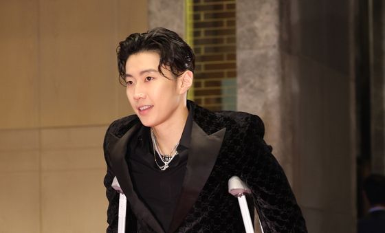 박재범, 목발 짚고 유방암 자선 행사 참석