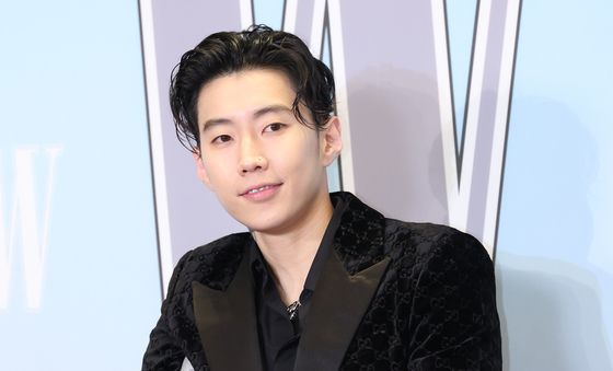 박재범, 부상에도 목발 투혼