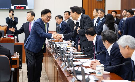 [국감]야당 위원들 격려하는 우원식 의장