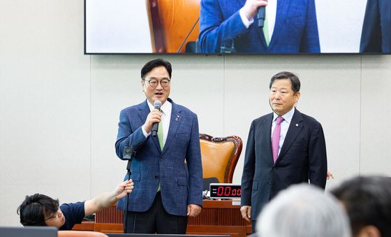 [국감]산자위원들 격려하는 우원식 국회의장