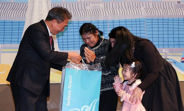 기념품 전달하는 인천국제공항공사 사장